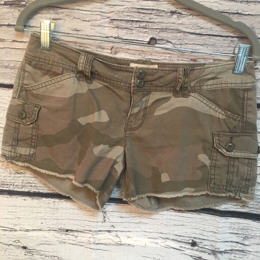 American Eagle Camo Short-Shorts.